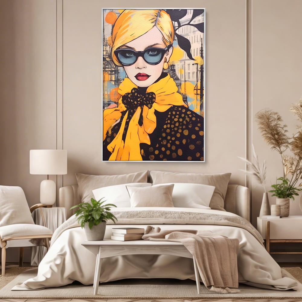 Tablou canvas cu tablou canvas cu portret de femeie blonda, in rama de aluminiu argintiu, pe perete intr-un dormitor